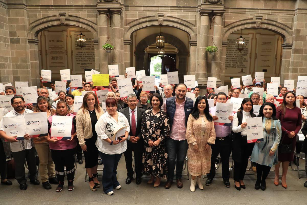 Por: Cortesía Ayuntamiento de Puebla Entrega 75 Escrituras a Locatarios de Mercados de Apoyo