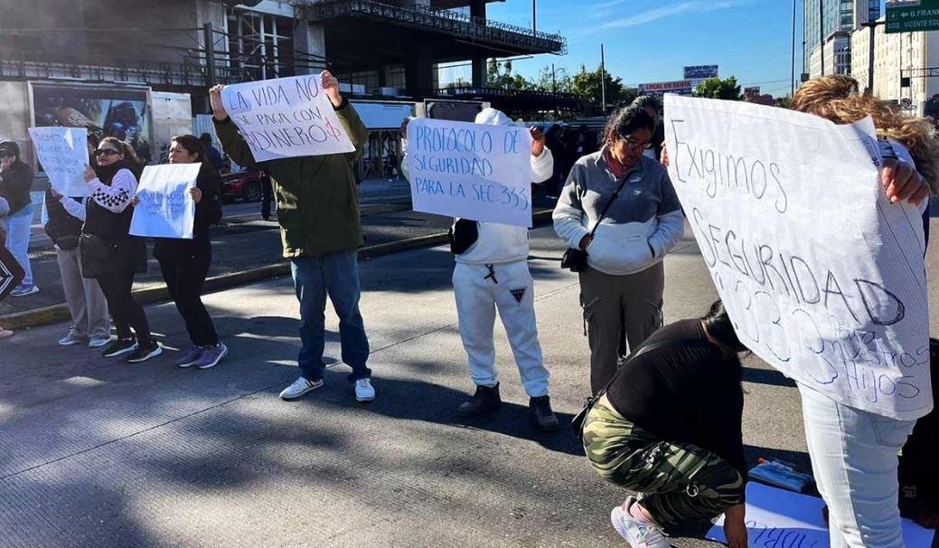 Por: Cortesía Familiares bloquean Circuito Interior por riesgos en secundaria 333