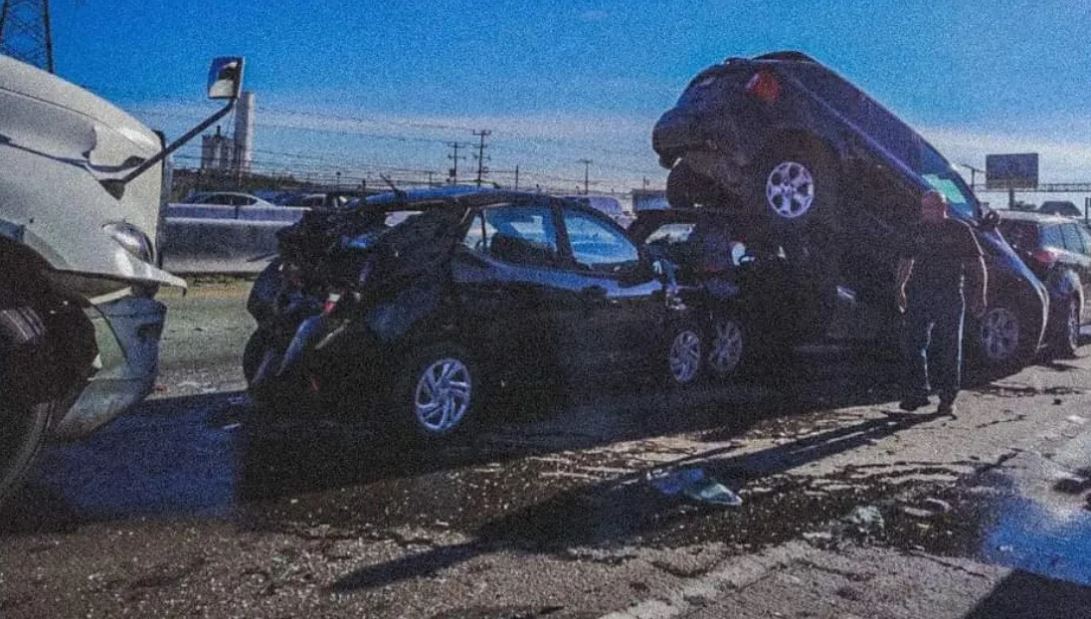Por: Cortesía Fuerte accidente en la autopista México-Querétaro causa carambola sin lesionados