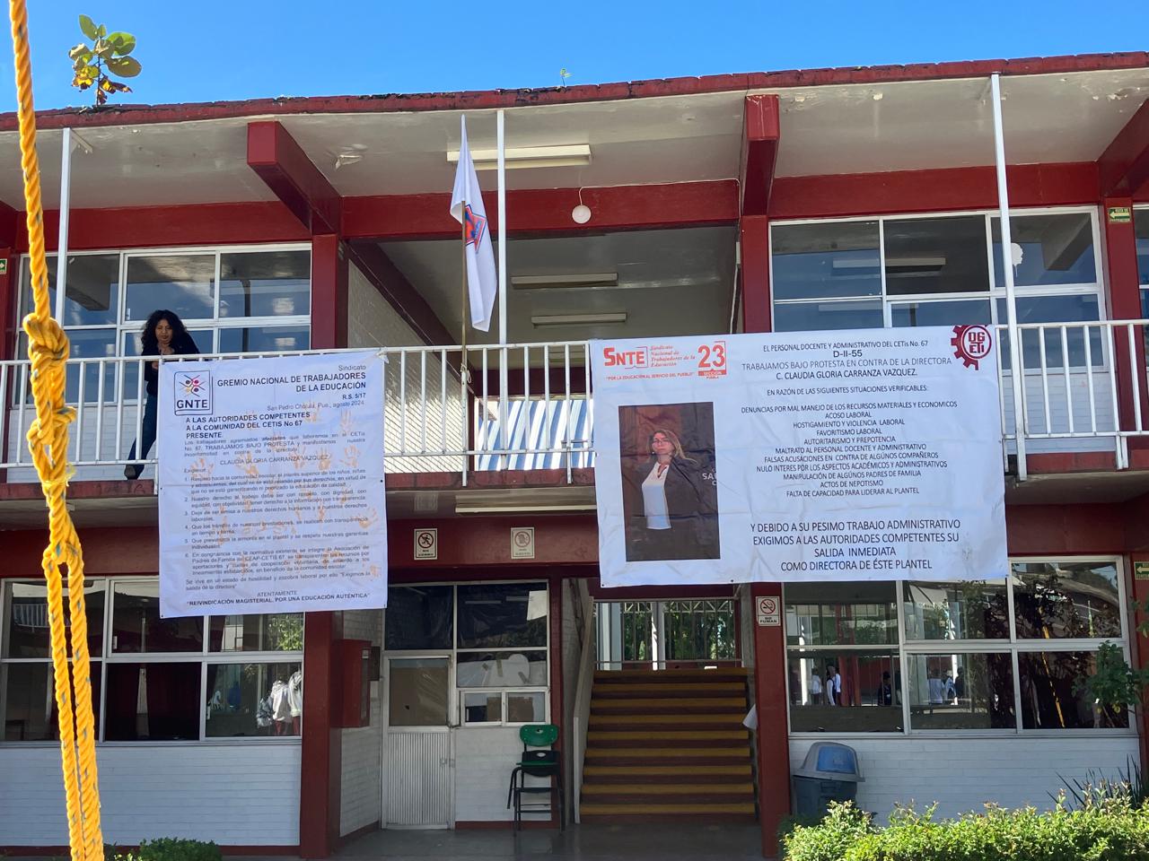 Por: Cortesía Lula Pineda Nuevamente padres de familia y alumnos piden la destitución de la directora general de CETIS Cholula