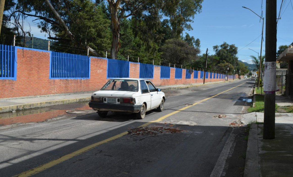 Vecinos de Panotla rellenan baches con escombros ante falta de apoyo oficial