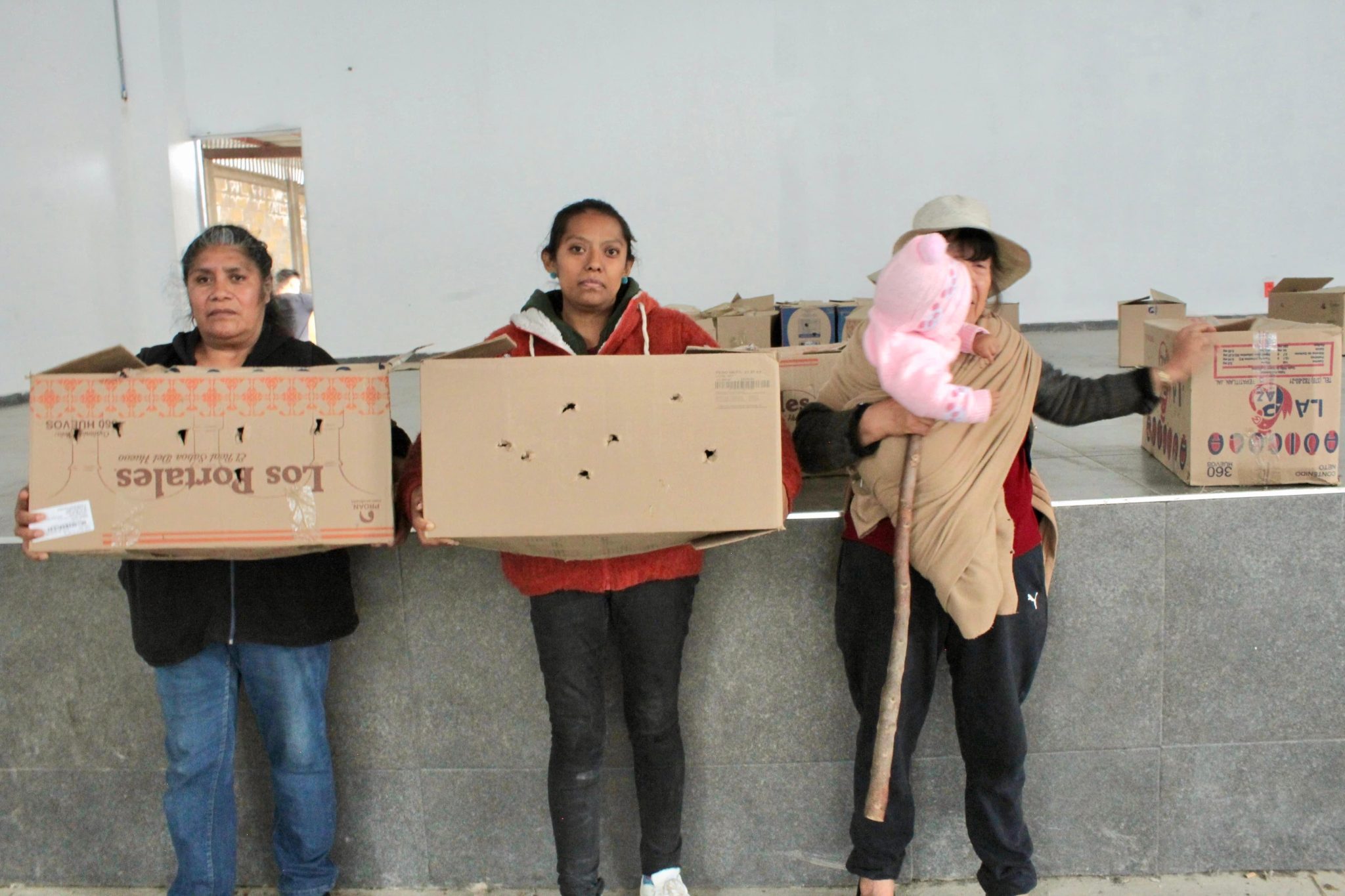 Emilio González impulsa la economía de Mazatecochco con entrega de animales