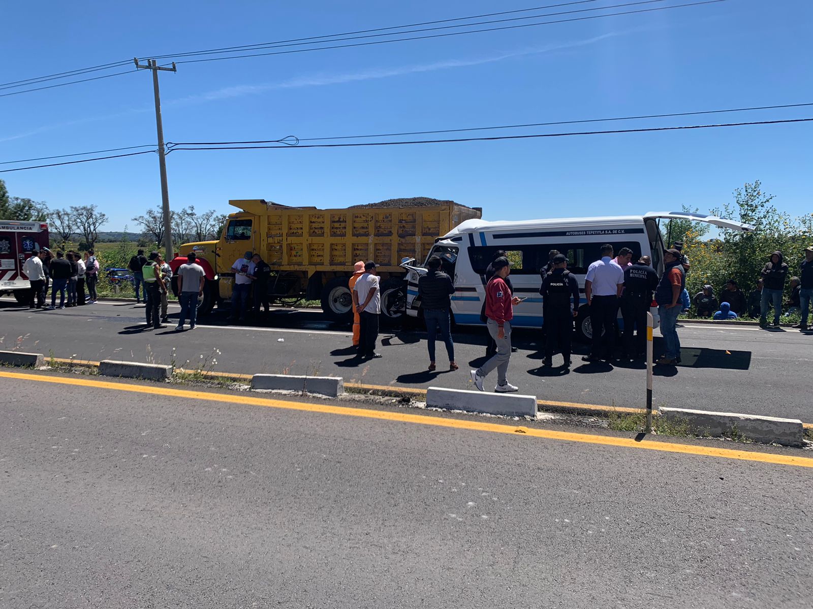 Aparatoso choque en Ixtacuixtla deja a chofer prensado y cuatro lesionados