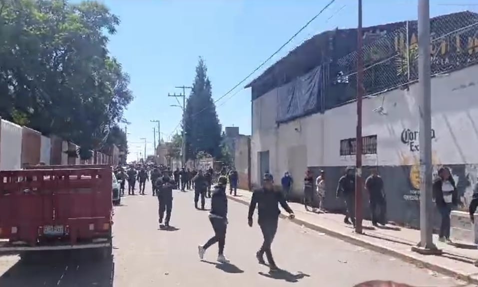 Por: Cortesía Lula Pineda Al toque de campanas amagan con linchar a conserje de primaria en Cholula por supuesto tocamiento a alumnas