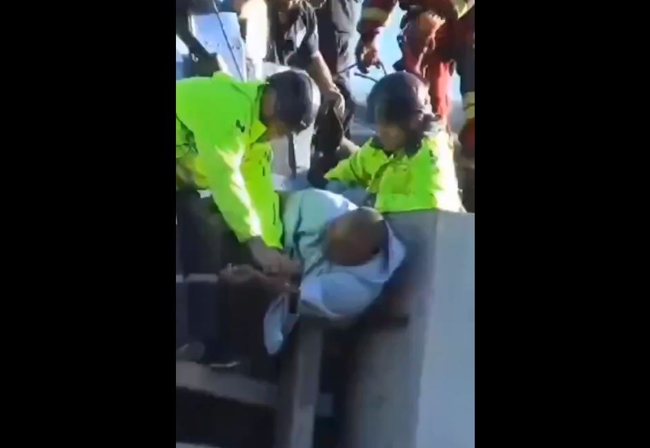 Por: Cortesía Accidente en Autopista México-Puebla: Tráiler se Estrella y Conductor Atrapado