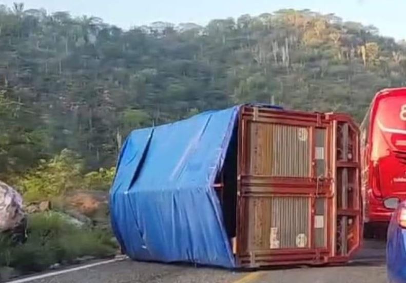 Por: Cortesía Volcadura en carretera Tehuantepec-Oaxaca interrumpe circulación y alerta a conductores