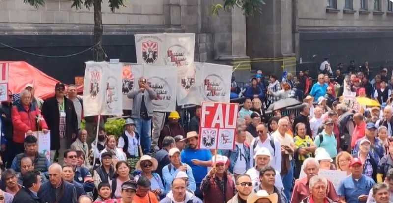 Por: Cortesía Integrantes del SME se manifiestan en la SCJN y despiden a ministros con mariachi