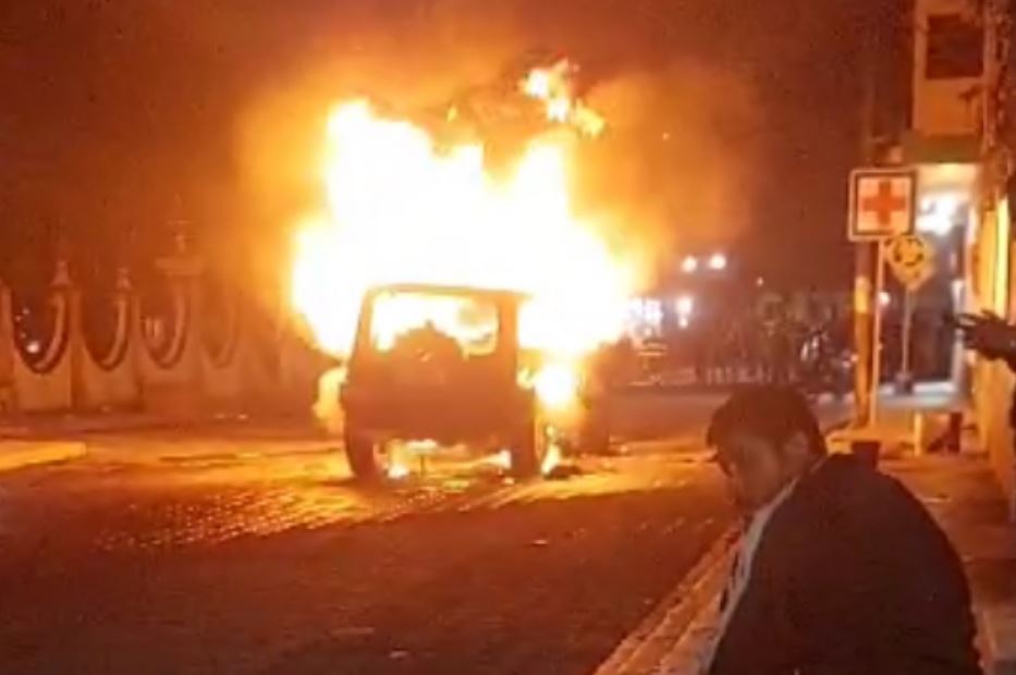 Por: Cortesía Accidente en Zinacatepec: camioneta calcinada y dos jóvenes heridos graves