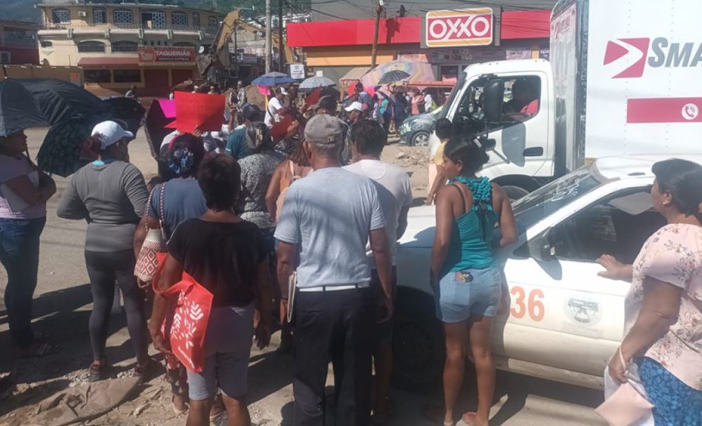 Por: Cortesía Vecinos de Piedra Roja y El Cayaco bloquean carretera para exigir ayuda