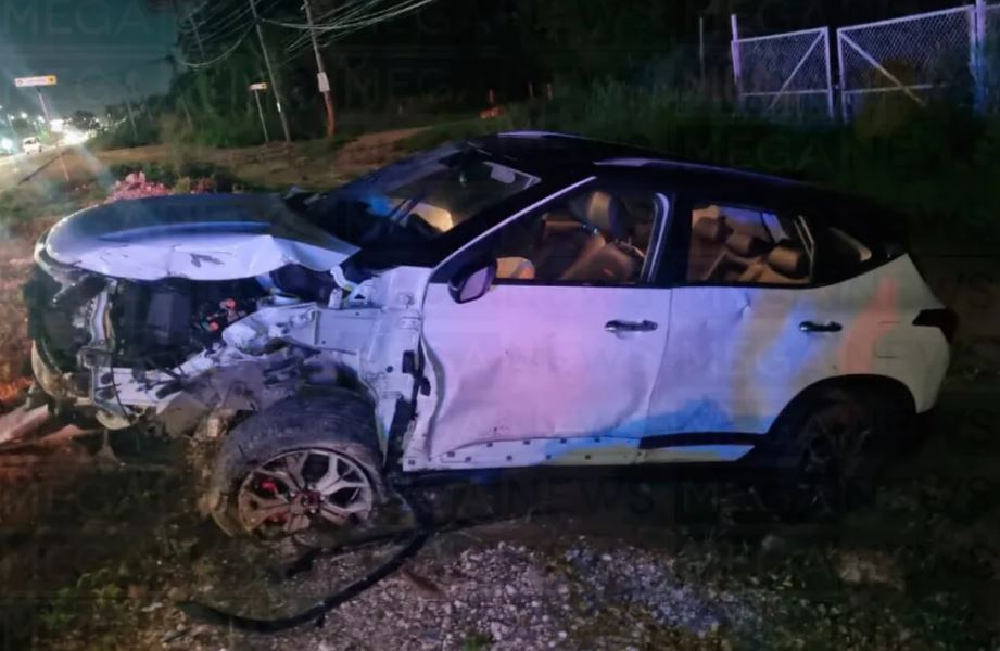 Por: Cortesía Aparatoso accidente en bulevar Colosio, Cancún: daños y autos volcados