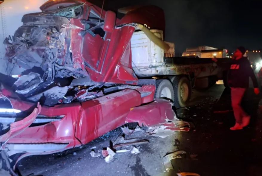 Por: Cortesía Choque entre tres tráileres provoca caos vial de 10 km en San Juan del Río