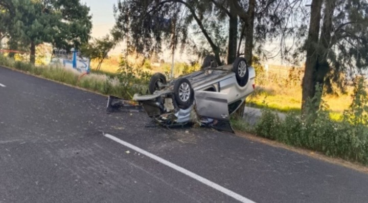 Por: Cortesía Fatal volcadura en la vía corta Puebla-Santa Ana deja un hombre muerto