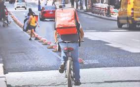 Por: Cortesía Claudia Sheinbaum presenta iniciativa para mejorar condiciones laborales de repartidores de aplicaciones y trabajadores de limpieza