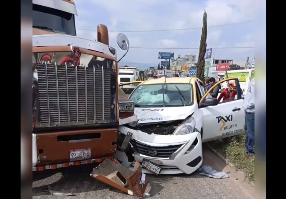 Por: Cortesía Choque entre tráiler y taxi cierra carretera México-Tuxpan: 3 heridos