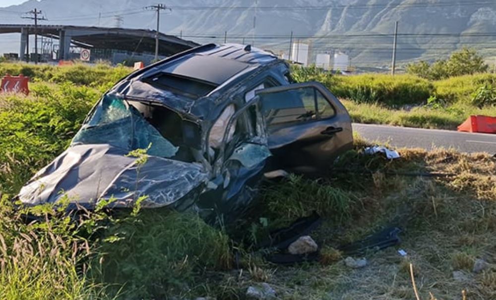 Por: Cortesía Conductor sobrevive a volcadura en carretera Saltillo-Monterrey con lesiones leves