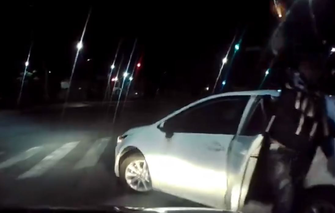Por: Cortesía Taxista huye de asalto en Puebla; ladrones disparan y él termina chocando