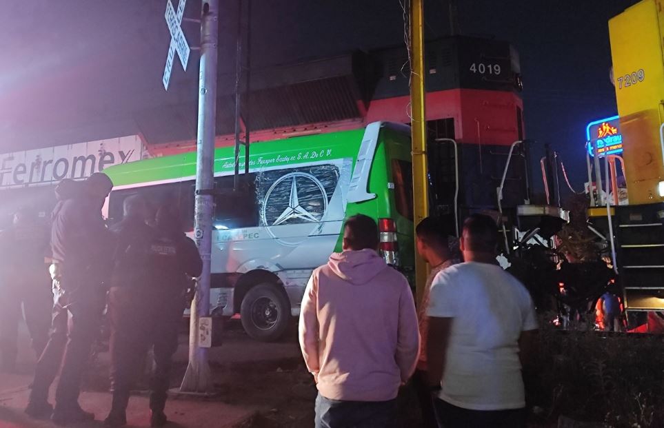 Por: Cortesía Choque entre combi y tren en Ecatepec deja varios heridos, caos vial en la zona