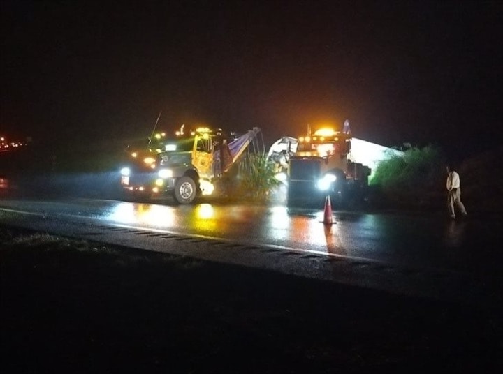 Por: Cortesía Volcadura en autopista Orizaba-Puebla causa cierre y daños materiales graves