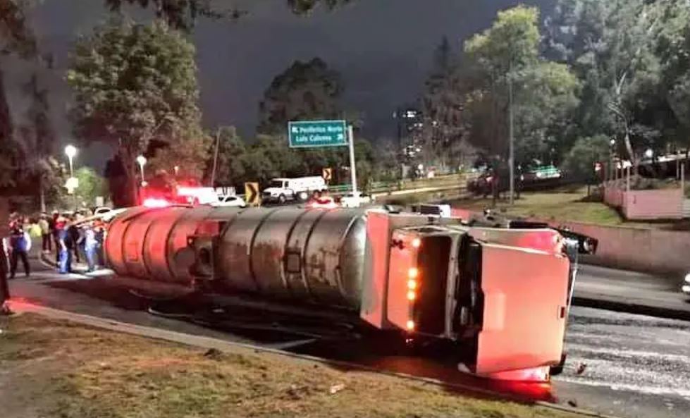 Por: Cortesía Volcadura de pipa con 45 mil litros de agua en Álvaro Obregón, CDMX