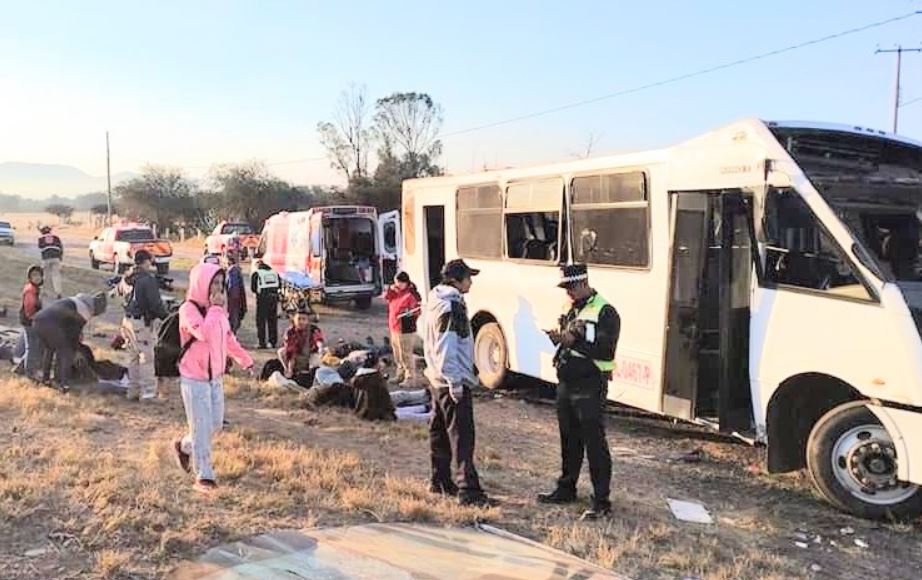Por: Cortesía Accidente en la carretera 57: Autobús de personal choca con pipa y deja seis heridos