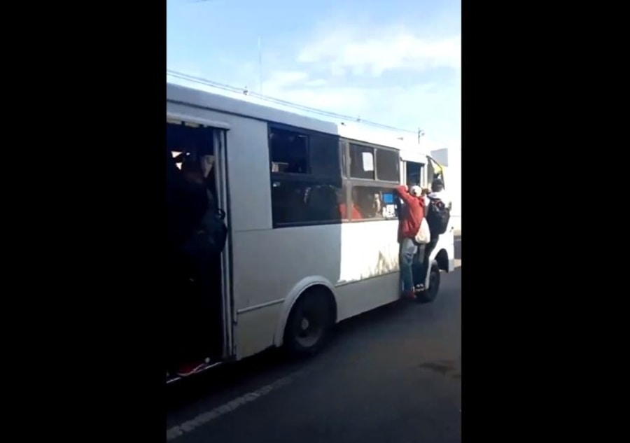 Por: Cortesía Video viral: Pasajeros colgados de la Ruta 4 en Puebla genera polémica