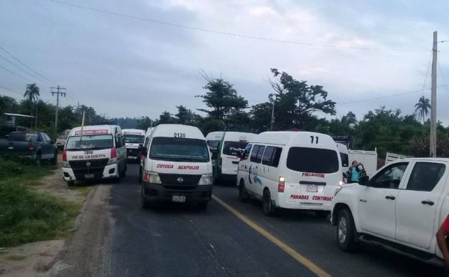 Por: Cortesía Transportistas bloquean la carretera Acapulco-Zihuatanejo por malas condiciones
