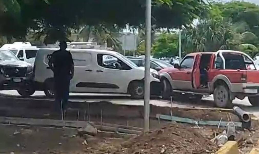 Por: Cortesía Accidente en Cancún: choque entre tres vehículos deja daños materiales