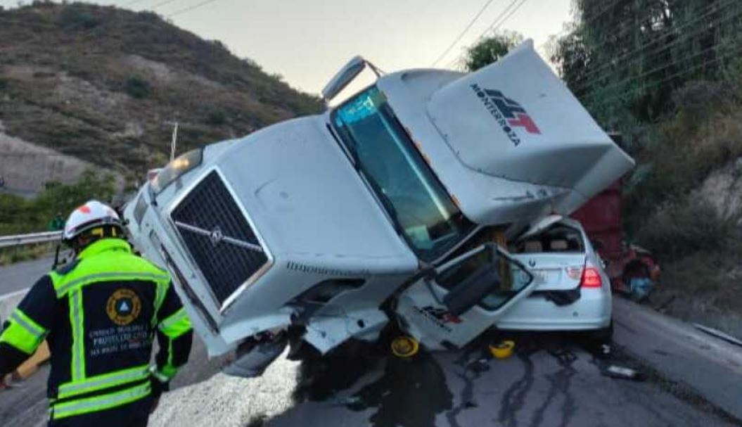 Por: Cortesía Choque múltiple en Celaya-San Miguel: tráiler aplasta auto y cierra vialidad