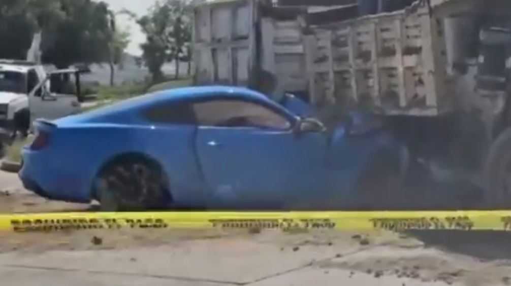 Por: Cortesía Accidente en Lomas de Angelópolis: auto deportivo choca con camión de volteo