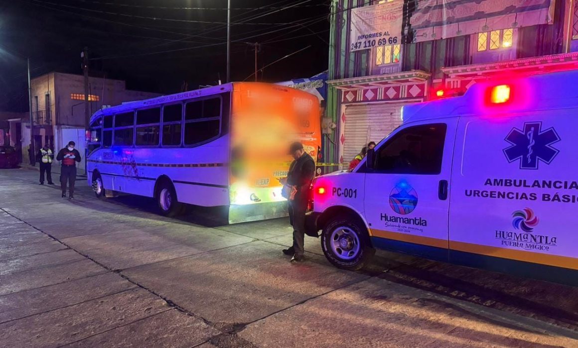 Auxilia PC de Huamantla a persona inconsciente en un autobús