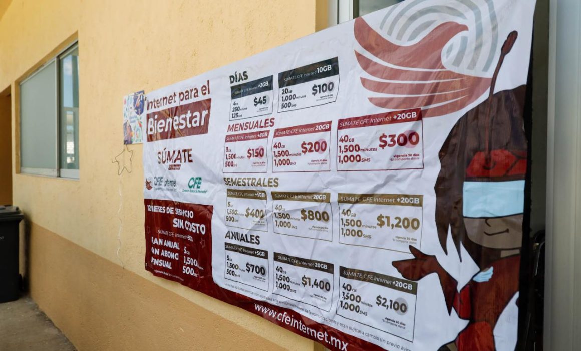 Capitalinos acuden por su chip de telefonía de la CFE