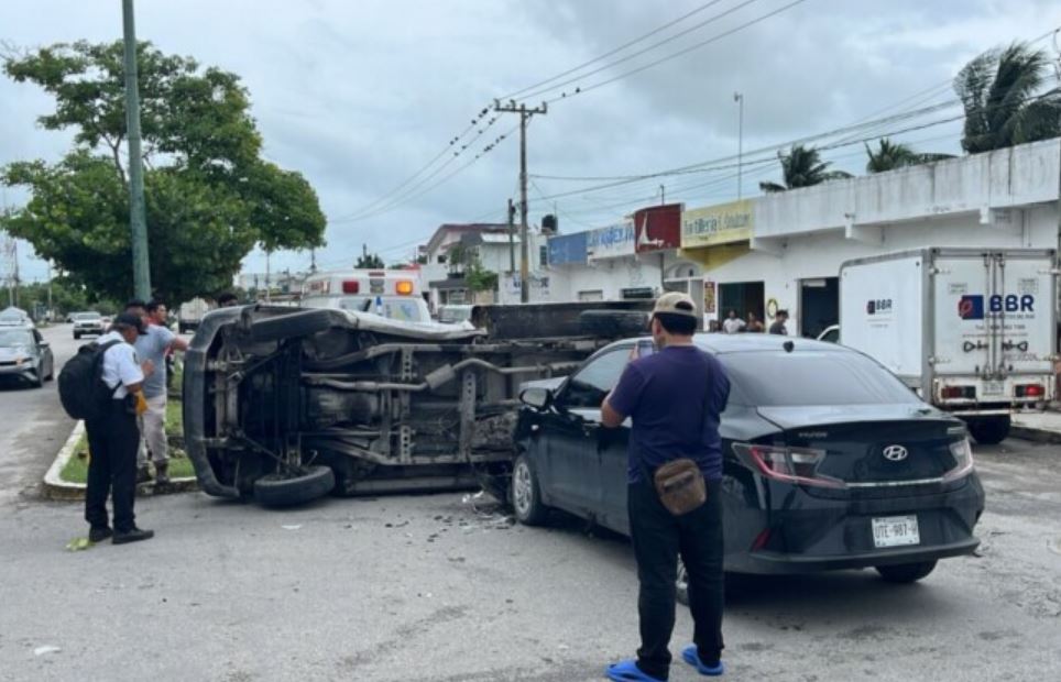 Por: Cortesía Impactante accidente en Leona Vicario: un auto embiste a camioneta