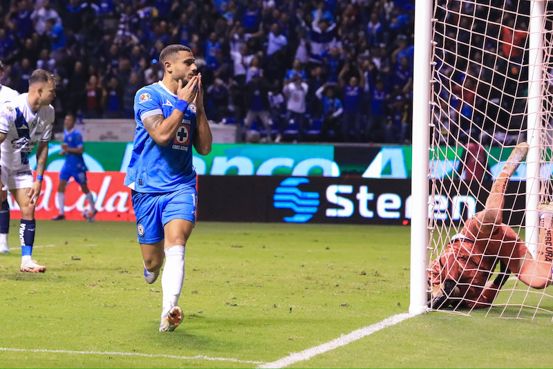 Por: Cortesía Cruz Azul vence a Puebla 2-1 y asegura el liderato de la Liga MX