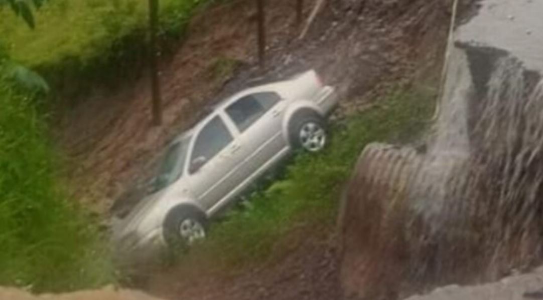 Por: Cortesía Socavón en Amixtlán, Puebla, tras intensas lluvias deja un herido