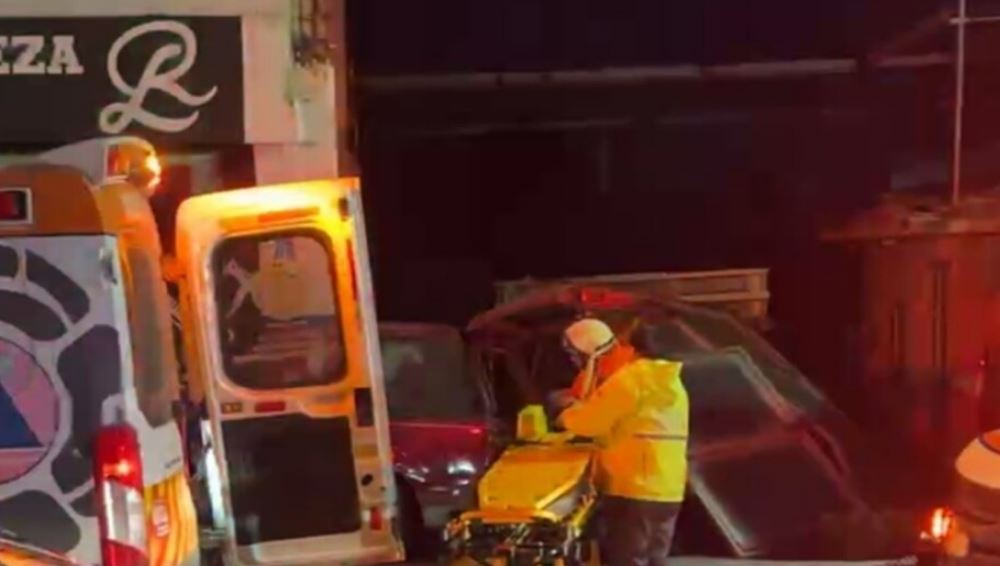 Por: Cortesía Mujer fallece tras chocar su camioneta contra un auto y un negocio en Puebla