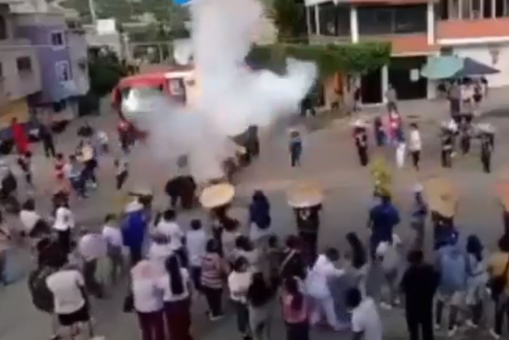 Por: Cortesía Explosión de pirotecnia en procesión religiosa deja 6 heridos en Puebla
