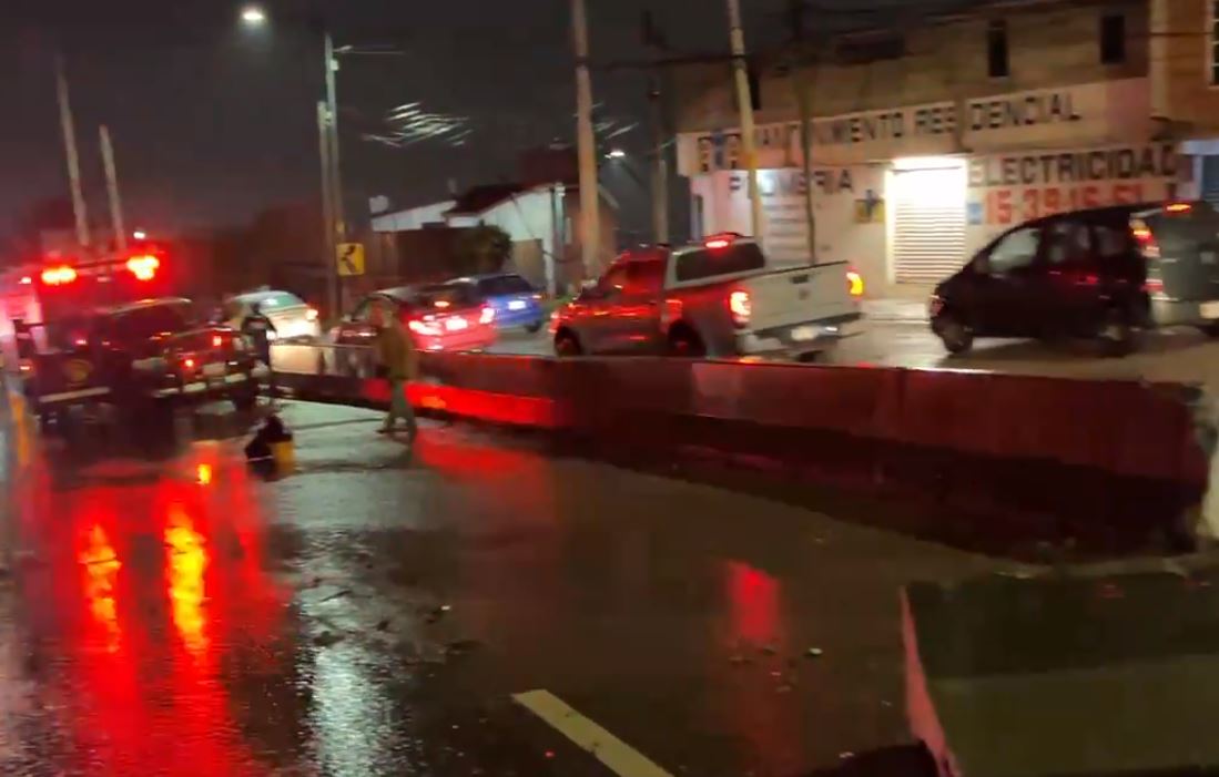 Pipa choca por lluvia en la México-Cuernavaca: tráfico lento y baja visibilidad