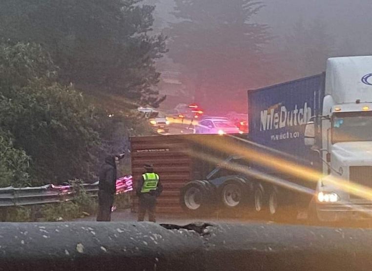 Por: Cortesía Tráiler vuelca en "La Pila" en la carretera México-Toluca, sin heridos
