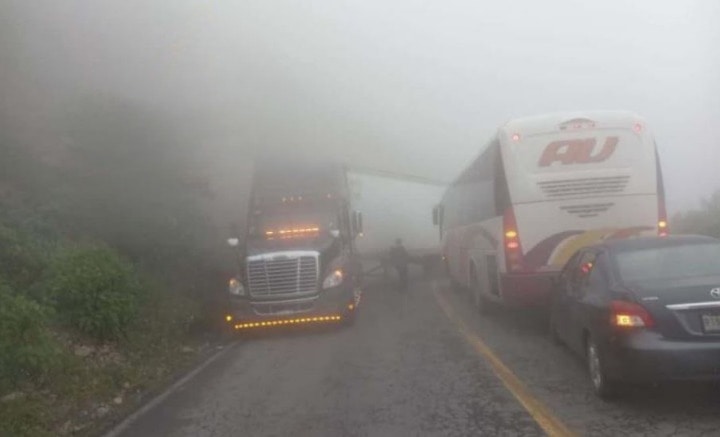 Por: Cortesía Choque entre autobús y auto en Acultzingo por neblina y velocidad