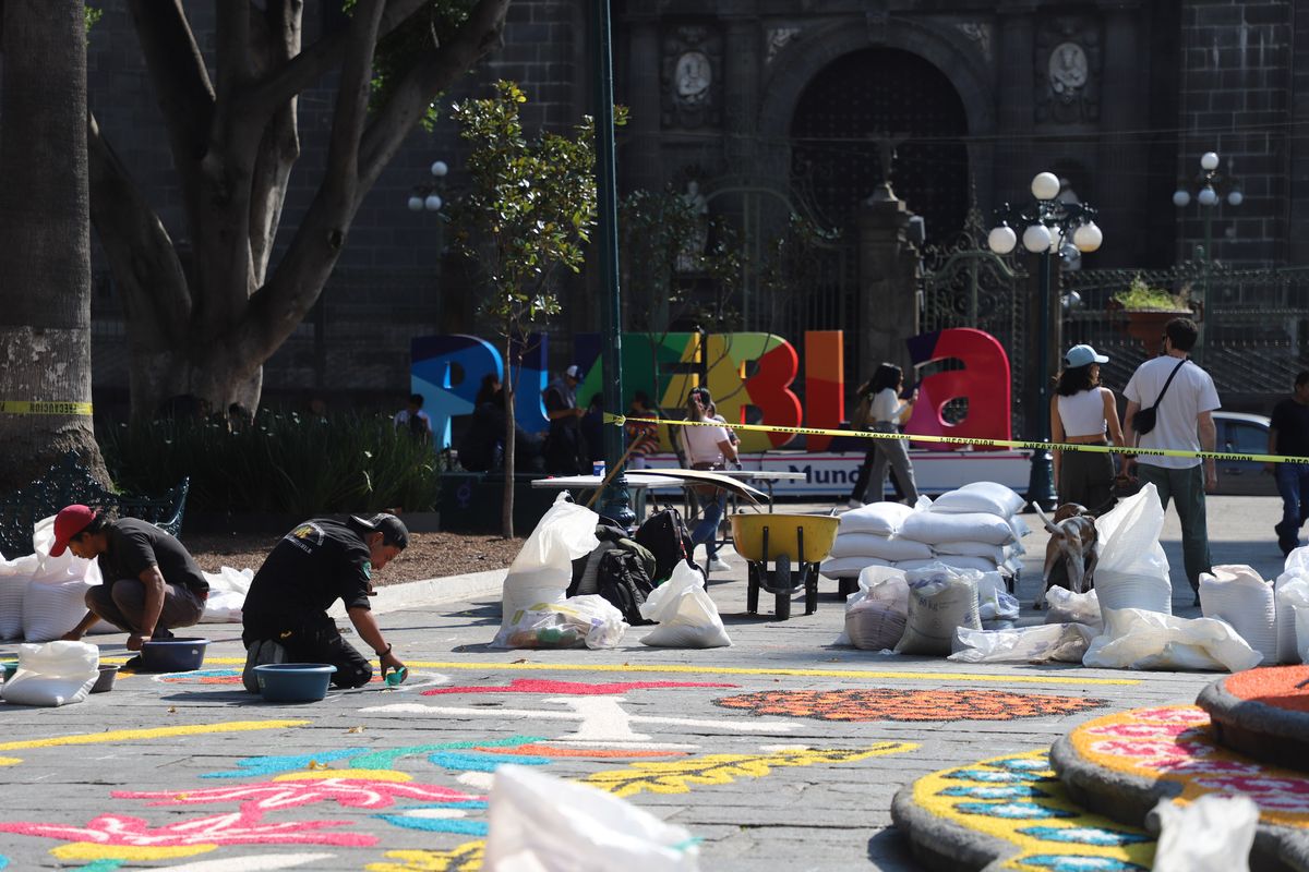 Por: Cortesía Comienza la creación de la alfombra monumental en el Zócalo de Puebla por Día de Muertos