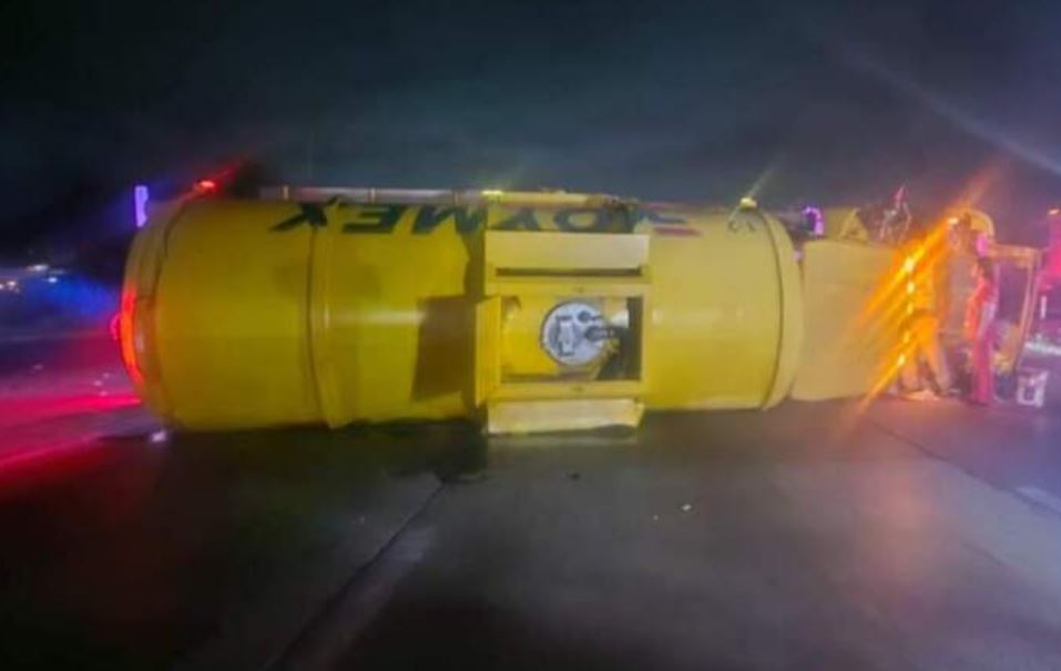 Por: Cortesía Volcadura de autotanque cierra carriles en la carretera 57 hacia CDMX