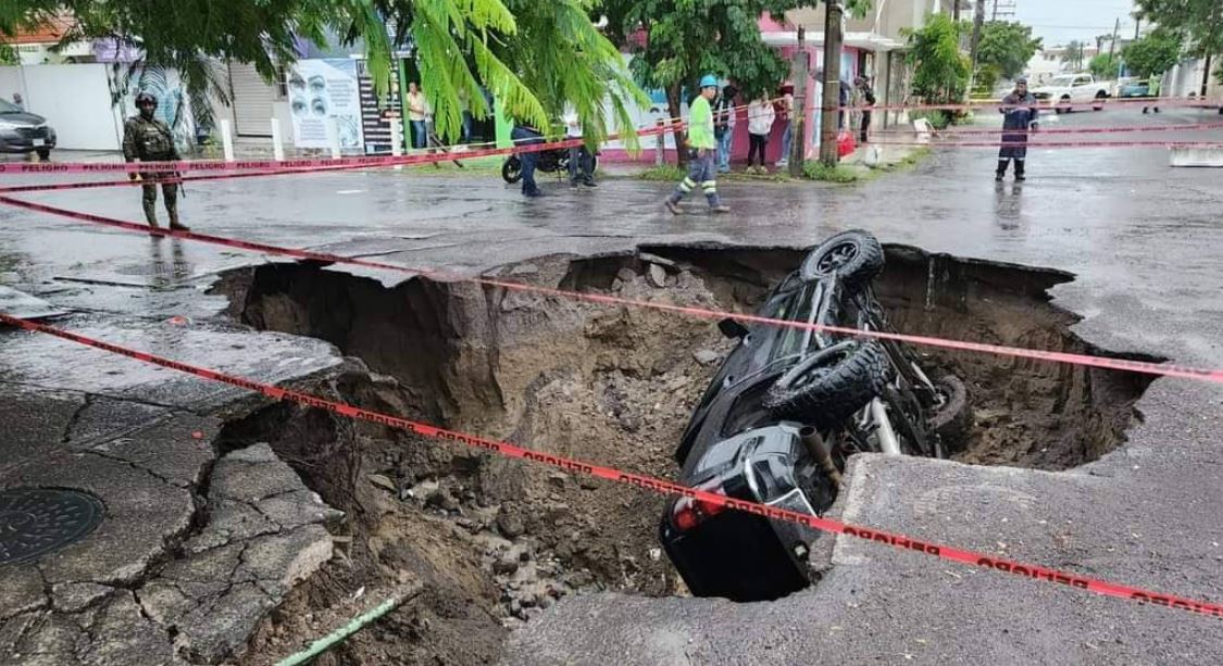 Por: Cortesía Camioneta cae en socavón en Veracruz tras lluvias del ciclón Nadine