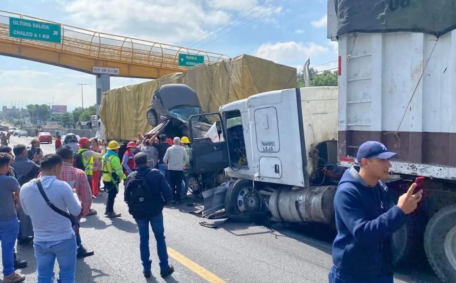 Por: Cortesía Fuerte carambola en la autopista México-Puebla provoca caos vial y heridos