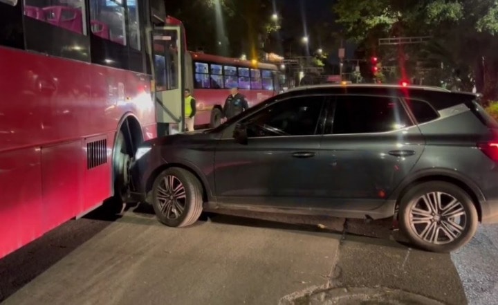 Por: Cortesía Choque entre Metrobús y camioneta en Xola provoca caos vial en CDMX
