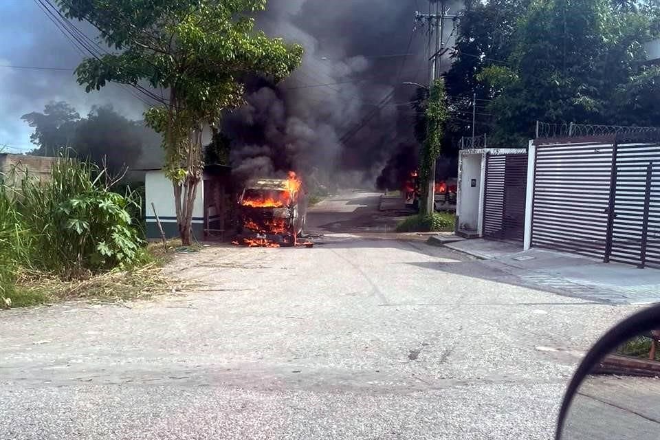Por: Cortesía Quema de vehículos y saqueo de comercios en Villahermosa, Tabasco