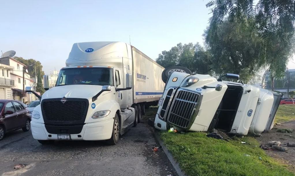 Por: Cortesía Vuelca tráiler en López Portillo y moviliza autoridades en Edomex