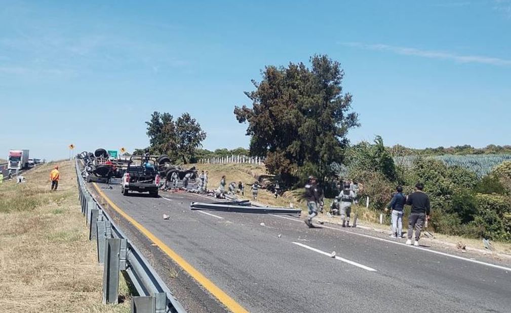 Por: Cortesía Accidente en autopista México-Guadalajara deja 3 muertos y 24 heridos