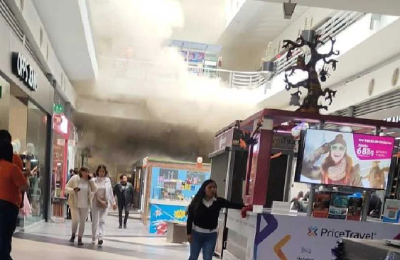 Por: Cortesía Evacuación en Plaza Las Américas, Ecatepec, por incendio en área de comida rápida