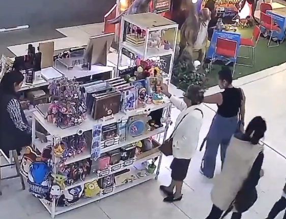 Por: Cortesía Video viral revela modus operandi de mujeres que roban en Plaza Dorada, Puebla