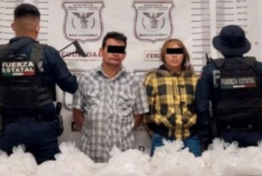Por: Cortesía Hallan 20 kg de droga en Mustang con llanta ponchada; pareja detenida en BC